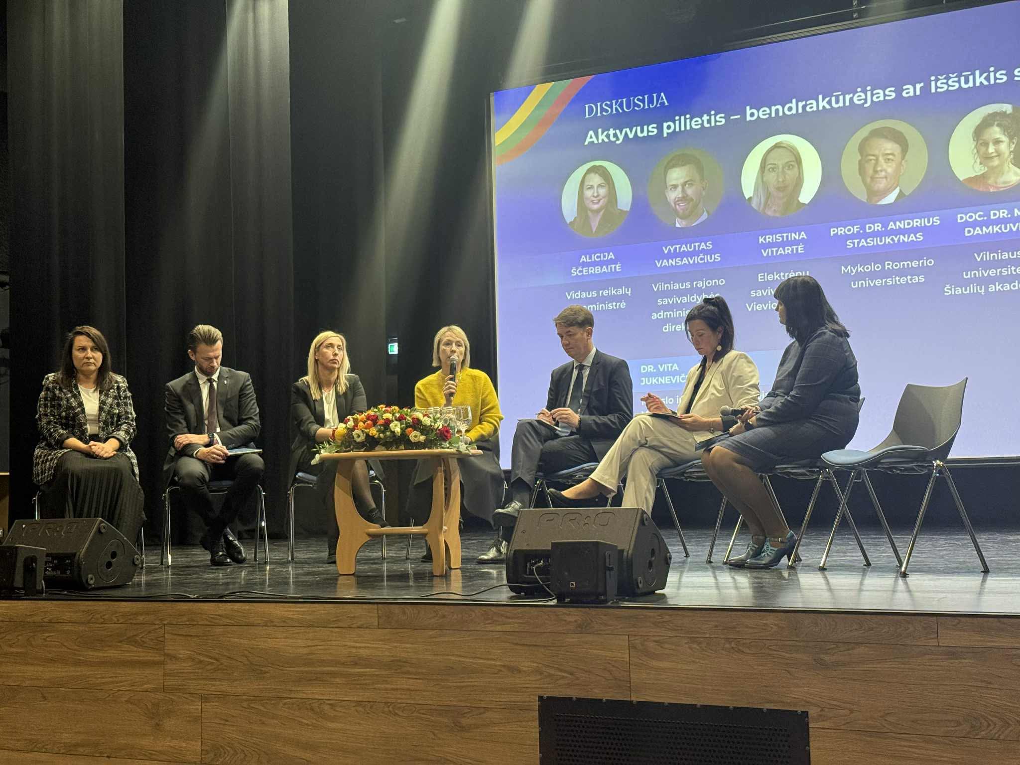 Milda ant scenos seniunaiciu renginyje